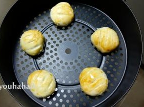 烤出的成品不错，趁热先吃一个