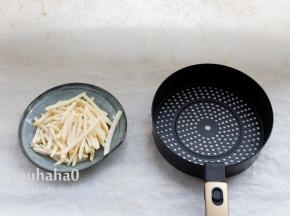 准备薯条，黑色的蓝子是空气炸锅的炸蓝