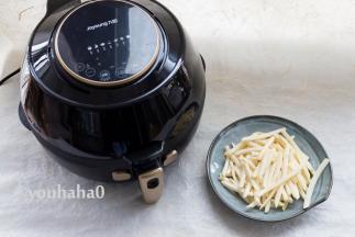 先启动空气炸锅，选用薯条功能，温度设定180度，时间15分钟，选预热5分钟