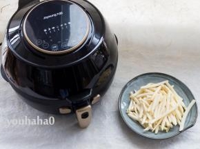 先启动空气炸锅，选用薯条功能，温度设定180度，时间15分钟，选预热5分钟