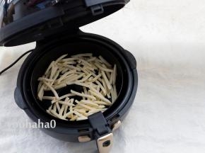 预热到位后有提示音提示，薯条放进炸蓝里，把炸蓝放进炸锅中