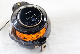 合上盖子，炸锅自动运行，炸薯条功能可以自动翻拌