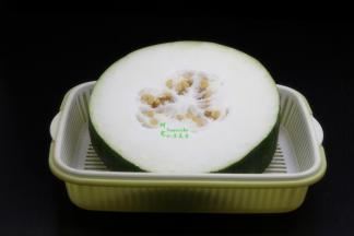 准备好冬瓜，用盐搓洗外皮；