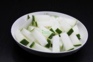 冬瓜去籽、去瓤，切块；PS：冬瓜皮可以不去