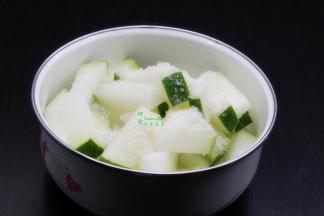 切好的冬瓜，放白砂糖，腌制冬瓜变软，糖溶解至有水；