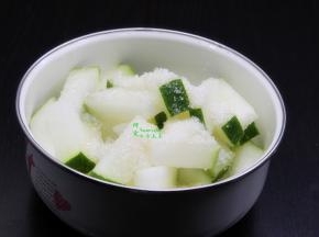 切好的冬瓜，放白砂糖，腌制冬瓜变软，糖溶解至有水；