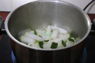 把腌制的冬瓜倒入锅中，加入桂花，大火煮沸；