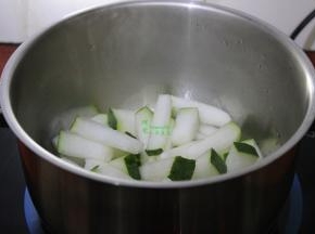 把腌制的冬瓜倒入锅中，加入桂花，大火煮沸；