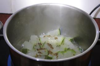 煮沸之后转为小火，熬煮至熟，水变干即可