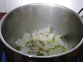 煮沸之后转为小火，熬煮至熟，水变干即可