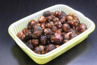 新鲜的小芋仔洗净，沥干水；