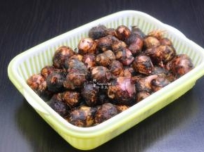 新鲜的小芋仔洗净，沥干水；