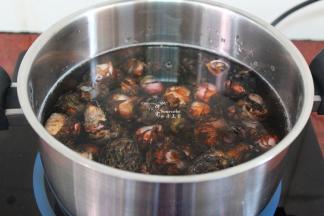 洗净的小芋仔放入锅中，加适量的清水，煮熟；PS：水要盖过小芋头。