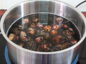 洗净的小芋仔放入锅中，加适量的清水，煮熟；PS：水要盖过小芋头。