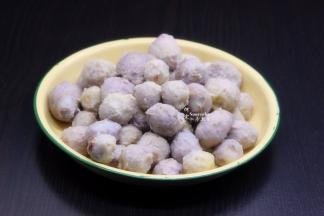 煮熟的小芋仔，去皮；