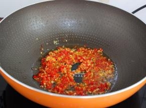 热锅，倒油，爆香剁椒、蒜末、酱油、葱白、盐；