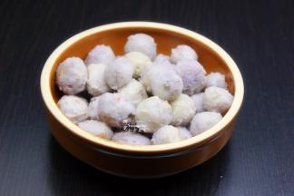 去皮的小芋仔装入盘子中，放入葱末；