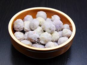 去皮的小芋仔装入盘子中，放入葱末；