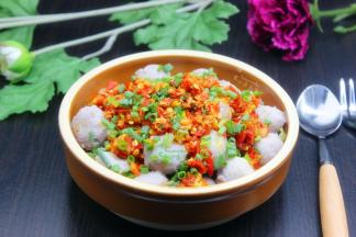 把爆香油、剁椒等淋在上面，拌均即可吃；