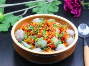 把爆香油、剁椒等淋在上面，拌均即可吃；