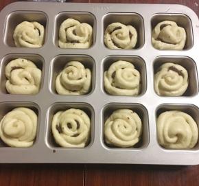 放在模具里，然后放在温湿处进行二次发酵，