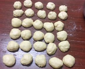 分成30个小剂子，盖上保鲜膜松弛20分钟左右