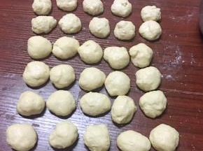 分成30个小剂子，盖上保鲜膜松弛20分钟左右