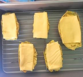 每一边红薯都放上一片芝士