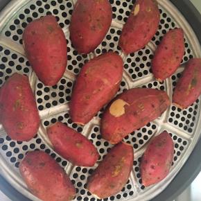 放上蒸架上大火蒸25分钟左右