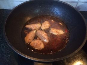 加入没过鸡翅的水，大火煮开转小火慢炖