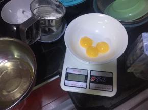 准备材料，蛋白蛋黄分开放在无水无油的盆中