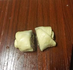 在中间切开成两朵玫瑰花