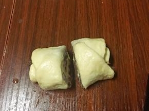在中间切开成两朵玫瑰花