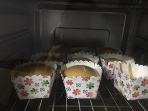 烤好后不要取，在烤箱中自然放凉后，放入冰箱冷藏