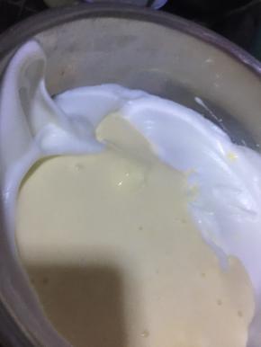 倒回打发的蛋白中切拌均匀