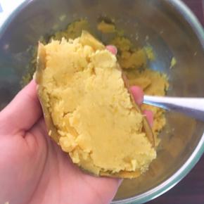 把红薯泥重新放回红薯皮里（三娃吃完的小红薯皮被我也拿来用了呢）