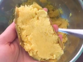 把红薯泥重新放回红薯皮里（三娃吃完的小红薯皮被我也拿来用了呢）