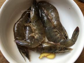 姜片料酒，盐腌制十分钟