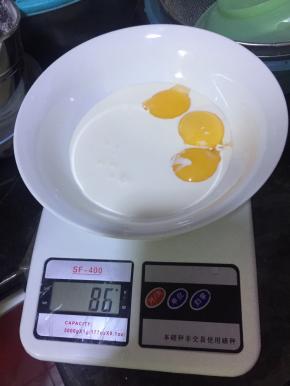 蛋黄中放入淡奶油打匀