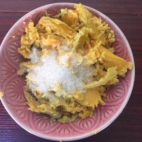 加入25克砂糖用汤勺压成红薯泥把熟的大个头的红薯肉挖出来，尽量轻点挖，不用弄破红薯（我蒸那么多红薯不是全都拿来焗的哦，我家其他人喜欢蒸熟直接吃呵，小个儿就是直接拿来吃哦）