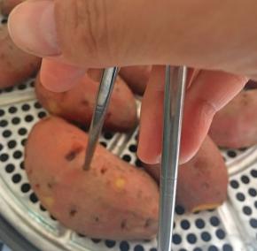 用筷子插入红薯，轻松插进去就代表熟了