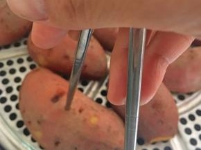 用筷子插入红薯，轻松插进去就代表熟了