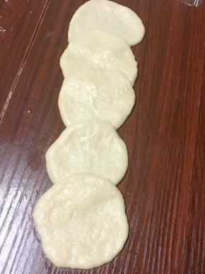 五个小剂子擀开然后叠起来