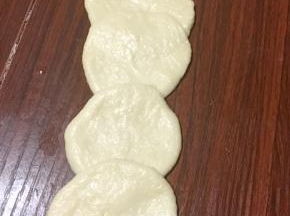 五个小剂子擀开然后叠起来