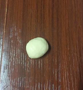 取松弛好的小面团擀成圆形，