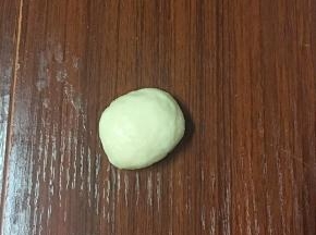 取松弛好的小面团擀成圆形，