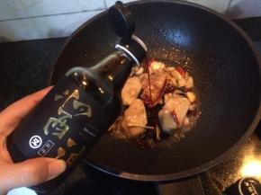 倒入生抽翻炒均匀