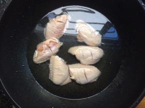 鸡翅划两刀冷水入锅，焯烫一下捞出沥干备用