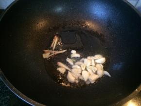 加入姜丝蒜瓣爆香