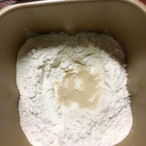 面团材料除黄油外的所有材料放入面包机桶里